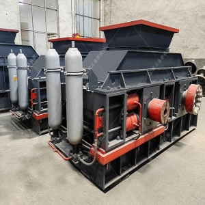 中型無篩底雙級粉碎機設備發貨圖片