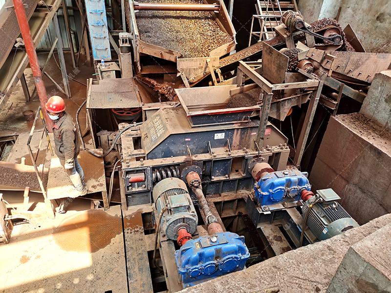 對(duì)輥機(jī)日產(chǎn)量多少？能出3mm以下機(jī)制砂嗎？