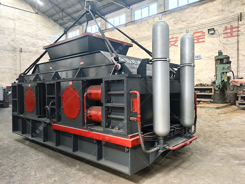 大型液壓對輥式河卵石制砂機發往湖北