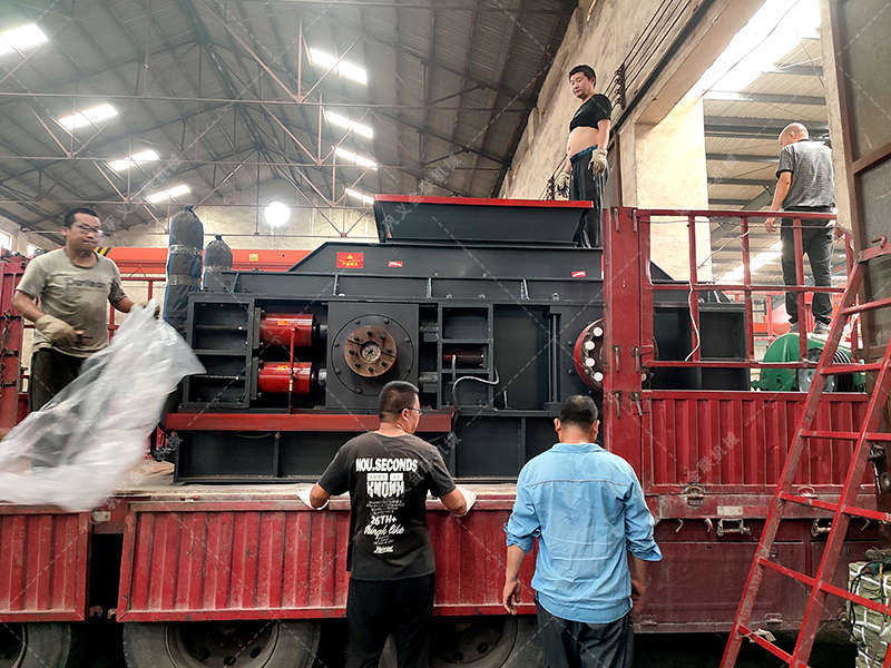 2PG1208大型液壓對(duì)輥制砂機(jī)發(fā)往河北邯鄲