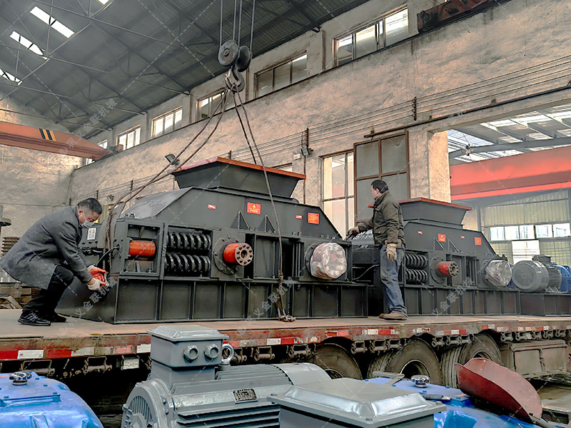 大型直連式半自動(dòng)對輥破碎機(jī)發(fā)往河北