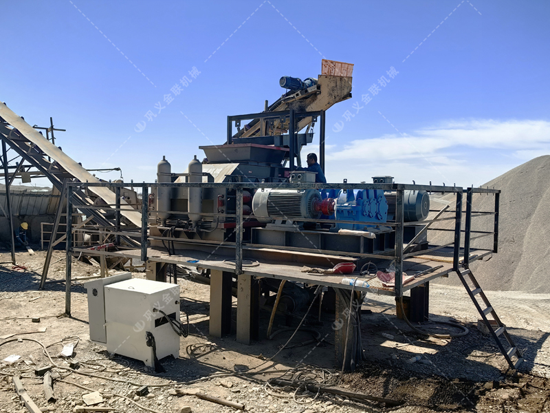 石英石制成石英砂，用液壓對(duì)輥制砂機(jī)更勝一籌！